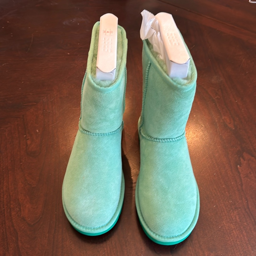 Women’s classic short 5825 Ugg boots green size 7 new